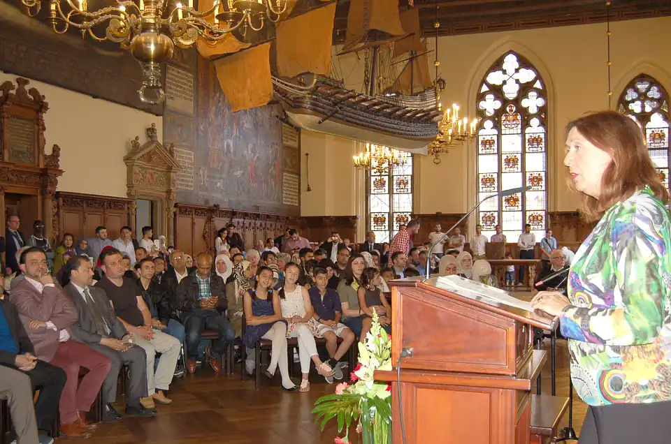 Bürgermeisterin Karoline Linnert begrüßt die Gäste beim Ramadan-Empfang in der Oberen Rathaushalle