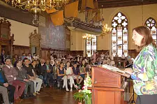 Bürgermeisterin Karoline Linnert begrüßt die Gäste beim Ramadan-Empfang in der Oberen Rathaushalle