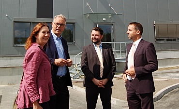 Karoline Linnert, Lutz Peper, Steffen Gürmann von Kühne und Nagel sowie Roman Förster (von links) vor der neuen Airbushalle