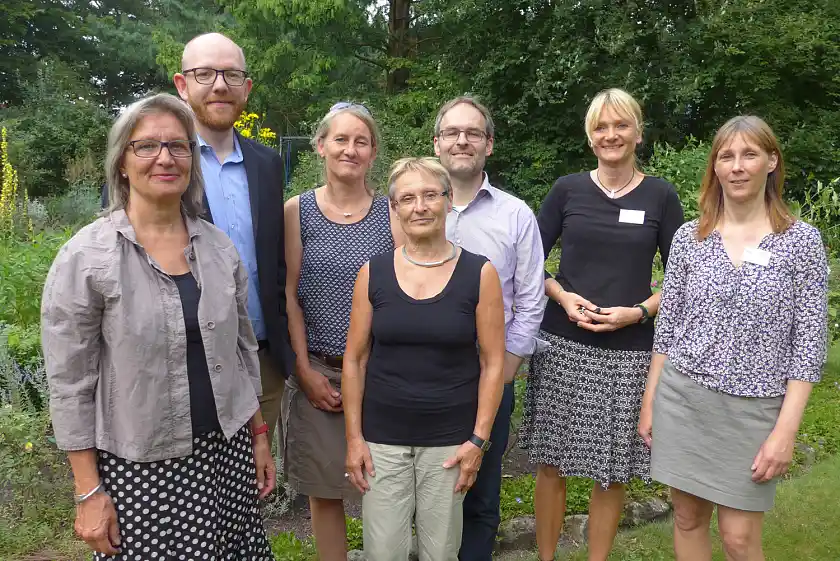 Foto von links: Karin Mauelshagen (Vorstand Förderverein Umwelt Bildung Bremen), Umwelt-Staatsrat Ronny Meyer,  Sabine Schweitzer (Koordinierungsstelle Umwelt Bildung Bremen),  Gertrud Schumpp (Vorstand Förderverein Umwelt Bildung Bremen), Enno Nottelmann (Vorstand Förderverein Umwelt Bildung Bremen),  Birgit Wendelken (A&Ö), Susanne Nobel (A&Ö).