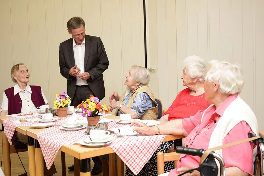 Kaffeeklatsch mit dem Bürgermeister: Carsten Sieling besucht den Nachbarschaftstreff Vahrer See