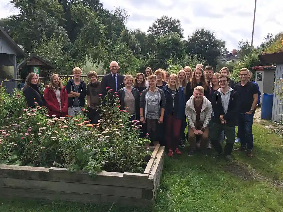Umweltstaatsrat Ronny Meyer mit den Jugendlichen vom FÖJ