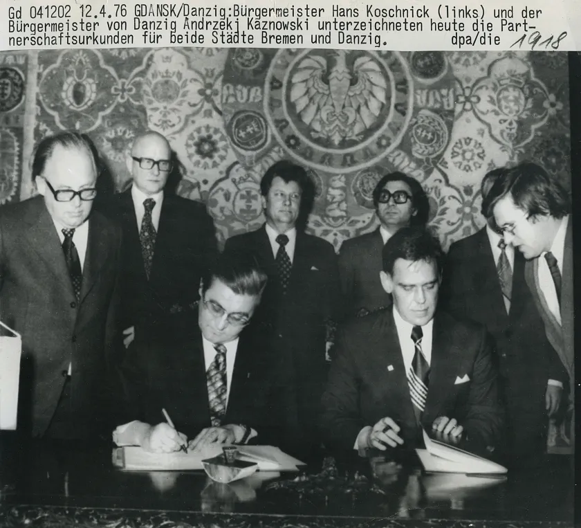 Dialog statt "kalter Krieg": Am 12. April 1976 unterzeichneten Bürgermeister Hans Koschnick und Danzigs Stadtpräsident Andrzej Kraznowski die Partnerschaftsurkunden in Danzig. Foto: Staatsarchiv Bremen