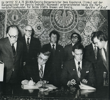 12. April 1976 :  Bürgermeister Hans Koschnick und Danzigs Stadtpräsident Andrzej Kraznowski unterzeichnen die Partnerschaftsurkunden in Danzig. Foto: Staatsarchiv Bremen