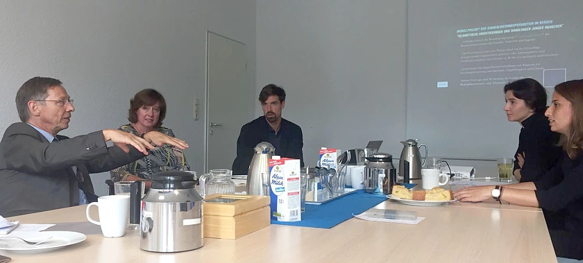 Bürgermeister Carsten Sieling (li.) im Gespräch mit dem Team von kitab Bremen