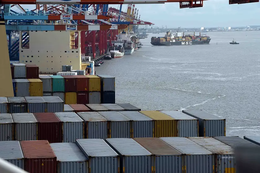 Stromkaje in Bremerhaven - Containerumschlag. Im Hintergrund das Containerschiff MSC OSCAR