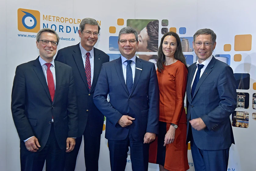 Jahrespressekonferenz der Metropolregion Nordwest: (von links nach rechts) Dr. Matthias Fonger, Hauptgeschäftsführer Handelskammer Bremen – IHK für Bremen und Bremerhaven, Mitglied des Vorstands der Metropolregion Nordwest und Vorsitzender des Fördervereins Wirtschaft pro Metropolregion e.V.; Dr. Stephan-Andreas Kaulvers, Vorstandsvorsitzender Bremer Landesbank und 2. Vorsitzender der Metropolregion Nordwest; Landrat Jörg Bensberg, Landrat des Landkreises Ammerland und 1. Vorsitzender der Metropolregion Nordwest; Dr. Anna Meincke, Geschäftsführerin der Metropolregion Nordwest; Bürgermeister Dr. Carsten Sieling, Präsident des Senats der Freien Hansestadt Bremen und Mitglied des Vorstands der Metropolregion Nordwest