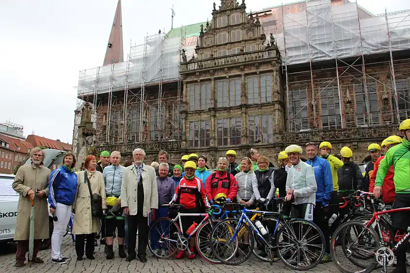 (v. l. n. r.:) Hans und Ingrid Müller (Elternverein Leukämie & Tumorkranke Kinder e.V. aus Bremen), dazwischen Marina Kliemann (Moderation), Schirmherrin der Tour Petra Behle, Staatsrat bei der Senatorin für Wissenschaft, Gesundheit und Verbraucherschutz Gerd-Rüdiger Kück und die Radfahrerinnen und Radfahrer der „Tour der Hoffnung“ auf dem Marktplatz in Bremen