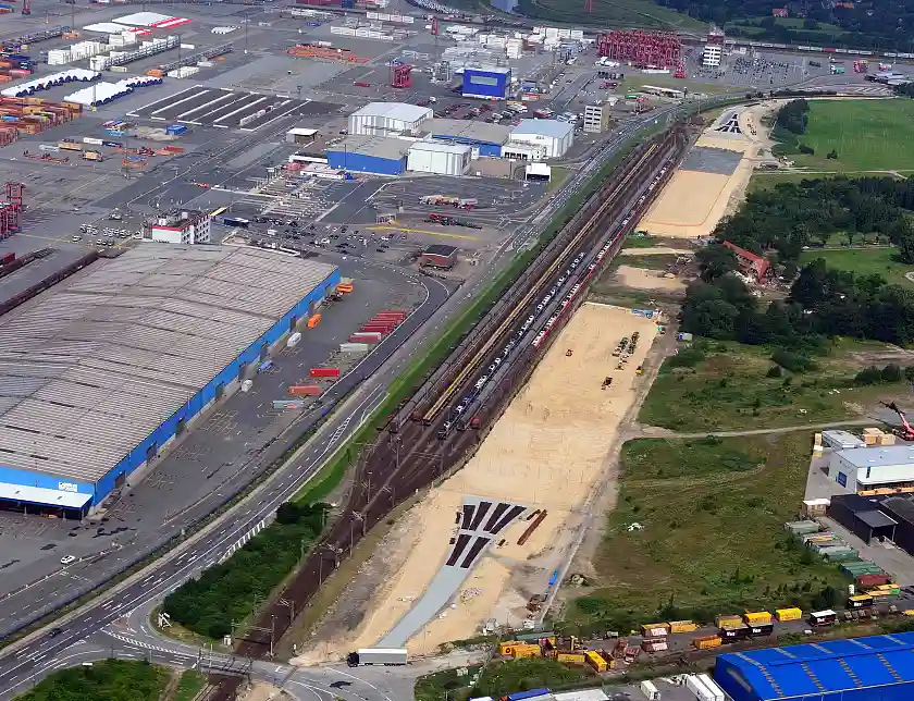 Meterdick sind die Sandberge, die auf der Hafenbahnbaustelle Imsumer Deich verteilt wurden. Durch ihr Gewicht entziehen sie dem Untergrund Feuchtigkeit – eine Grundvoraussetzung, wenn auf den neuen Schienen Ende 2017/Anfang 2018 die ersten Züge rollen sollen. 