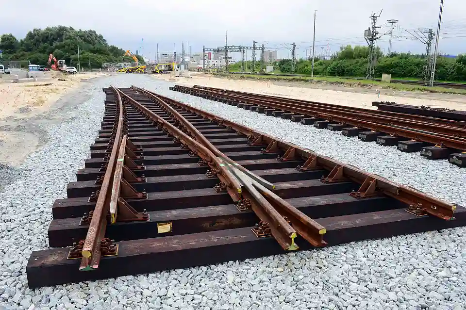 Die ersten Gleise liegen bereits im Baufeld.