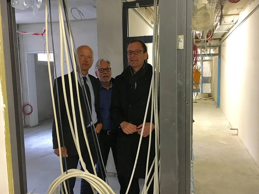 (v.l.:) Carsten Bauer, Peter Abjramjuk, Projektleiter vom Architekturbüro GSP Gerlach, Schneider, Partner, Bremen und Justizsenator Martin Günthner im Neubau