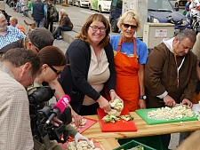 Senatorin Stahmann (Mitte) hilft eine Weile aus als Ehrenamtliche beim Kochen