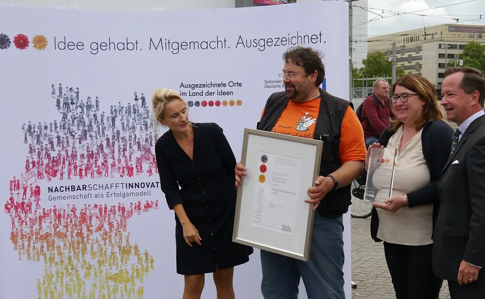 Die Übergabe der Urkunde als „Ausgezeichneter Ort im Land der Ideen“ (v.l.n.r.): Corinna Pregla (Repräsentantin der Initiative „Deutschland – Land der Ideen“), Dr. Peter Valtlink (Geschäftsführer der Bremer Suppenengel e.V.), Senatorin Anja Stahmann, Ludwig Blomeyer (Deutsche Bank)  