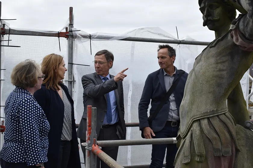 Baustellenbegehung in 18 Metern Höhe: Bürgermeister Sieling stellte interessierte Fragen zum Verlauf der Dachsanierung; Susanne Kirchmann (Mitte), Geschäftsführerin von Immobilien Bremen, und Kornelia Buhr, Verwaltungsleiterin im Rathaus, sowie Uwe Lepand (re.) erläutern die Arbeiten