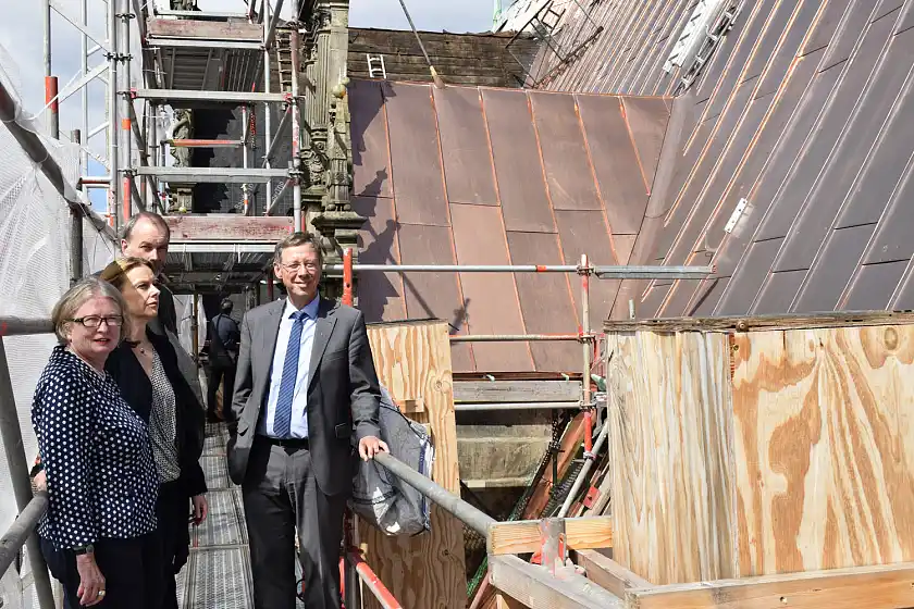 Schon etwas mehr als Zweidrittel der Arbeiten sind erledigt, bald schimmert das Rathausdach für die nächsten rund 20 bis 30 Jahre rotbraun statt patina-grün