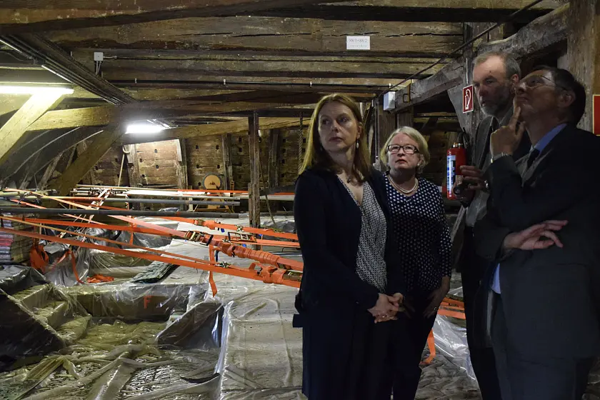 Im Dachboden: Auch hier kann Architekt Ulrich Ruwe mit vielen Details die Besonderheiten der Rathausdach-Sanierung verdeutlichen. Im Hintergrund sind die Vertäuungen und Spreizungen zu sehen, mit denen das Gerüst draußen vor der Fassade gestützt wird