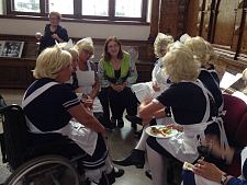 Bürgermeisterin Karoline Linnert im Gespräch mit den "Süßen Damen" vom Blaumeier-Atelier.