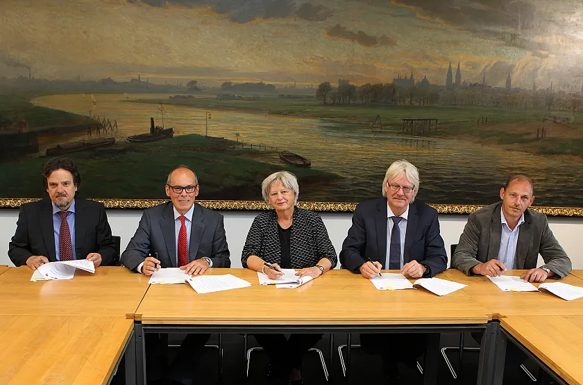 (v.l.) Michael Hünig und Hajo Müller (BSAG-Vorstand), Verkehrsstaatsrätin Gabriele Friderich, Detlef Ahting (Landesbezirksleiter Verdi) und Thomas Bode (BSAG-Betriebsrat) bei der Zeichnung des Kontraktes