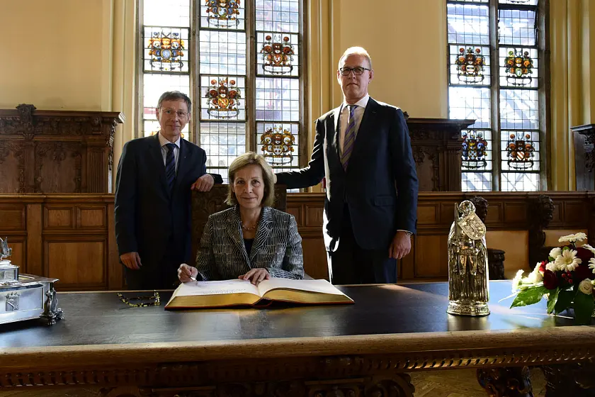 Eintrag in das Goldene Buch der Freien Hansestadt Bremen: Botschafterin Ritva Koukku-Ronde, Bürgermeister Dr. Carsten Sieling und Honorarkonsul Frank Dreeke (re.)