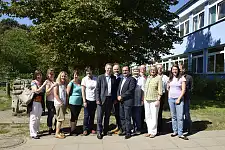 Gruppenfoto mit dem Kollegium der Tami-Oelfken-Schule