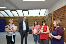 Carsten Sieling im Gespräch mit engagierten Teilnehmenden der Theater-Gruppe des Hauses bei den Proben für ihr aktuelles Maskentheaterstück