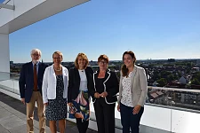 Auf dem Dach der Hochschule Bremen: Staatsrat Kück, Senatorin Quante-Brandt, Vizepräsidentin Bulmahn, Direktorin Luckey und die Bremer Bundestagsabgeordnete Rygleswki (v.l.)