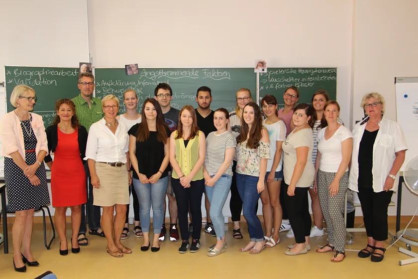 Senatorin Eva Quante-Brandt mit Schülerinnen und Schülern des ersten Ausbildungsjahres am Bildungszentrum für Gesundheitsfachberufe am Klinikum Bremen-Mitte (KBM). Links Schulleiterin Renate Stellfeld-Ostendorf, Pflegedirektorin Daniela Wendorff, rechte Seite: Lehrerin Sandra Heubach, Antje Kehrbach, Referentin im Gesundheitsressort 