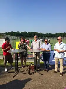 v. l. Umuth Dormus (Jugendtreff Blockdiek), Senatorin Stahmann, Jörg Wontorra, Ralf Schumann (Gewoba) und Ulrich Schlüter (Ortsamtsleiter Osterholz)