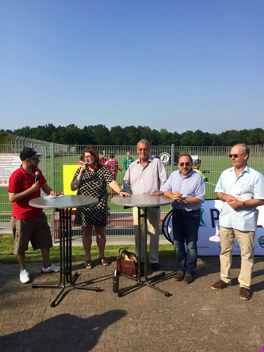 v. l. Umuth Dormus (Jugendtreff Blockdiek), Senatorin Stahmann, Jörg Wontorra, Ralf Schumann (Gewoba) und Ulrich Schlüter (Ortsamtsleiter Osterholz)