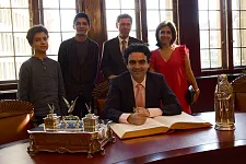 Rolando Villazón trug sich im Beisein von Bürgermeister Carsten Sieling und seiner Familie in das Goldene Buch der Freien Hansestadt Bremen ein