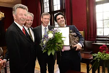 Der Tenor freute sich sichtlich über den Musikfestpreis