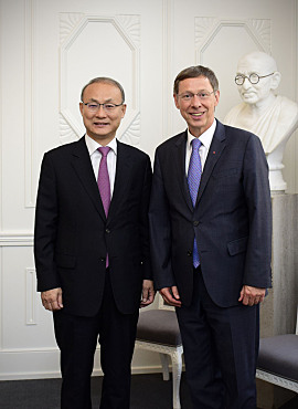 Generalkonsul See-Jeong Chang und Bürgermeister im Gobelinzimmer des Rathauses