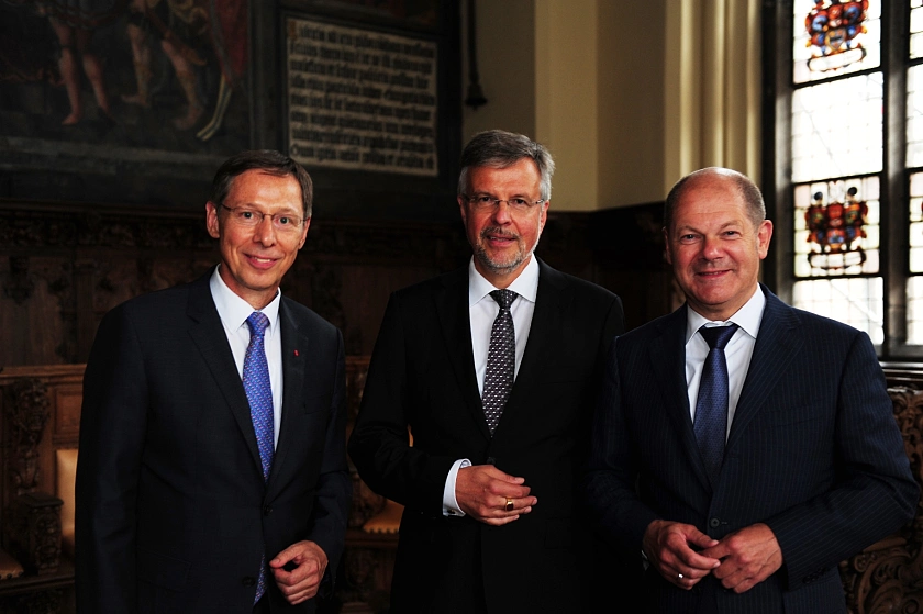 Freuen sich über die Ehrung von Peter Masuch: Bremens Bürgermeister Carsten Sieling (li.) und Hamburgs Erster Bürgermeister Olaf Scholz (re.) beim Fototermin im Senatsgestühl in der Oberen Rathaushalle; hier saßen in früherer Zeit auch die Ratsherren der Hansestadt Bremen zu Gericht