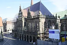 Nach und nach wird das Alte Rathaus in Bremen wieder gerüstfrei. Noch vor Beginn des Freimarktes haben die Bremerinnen und Bremer sowie die Gäste der Hansestadt wieder freien Blick auf das Weltkulturerbe. Foto: Senatspressestelle