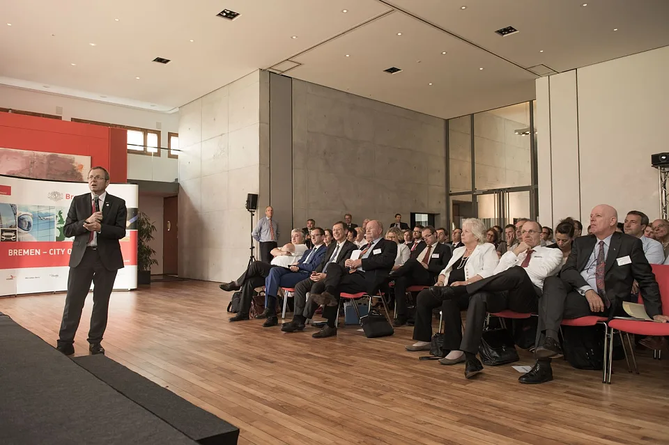 DLR-Chef Wörner bei seinem Vortrag in der Bremer Landesvertretung
