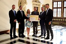 Scheckübergabe Prof.-Hess-Kinderklinik. Steffen Leuthold, Atlas-Pressesprecher, Prof. Dr. Hans-Iko Huppertz, Anne Bolte, Bürgermeister Dr. Carsten Sieling, Ulrich Sasse, Rheinmetall-Geschäftsführer, Alexander Kocherscheidt, Geschäftsführer Atlas Elektronik (v. l. n. r.)