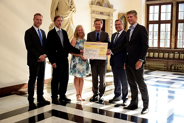 Scheckübergabe Prof.-Hess-Kinderklinik. Steffen Leuthold, Atlas-Pressesprecher, Prof. Dr. Hans-Iko Huppertz, Anne Bolte, Bürgermeister Dr. Carsten Sieling, Ulrich Sasse, Rheinmetall-Geschäftsführer, Alexander Kocherscheidt, Geschäftsführer Atlas Elektronik (v. l. n. r.)