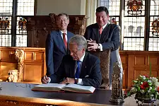 Eintrag des Botschafters in das Goldene Buch 