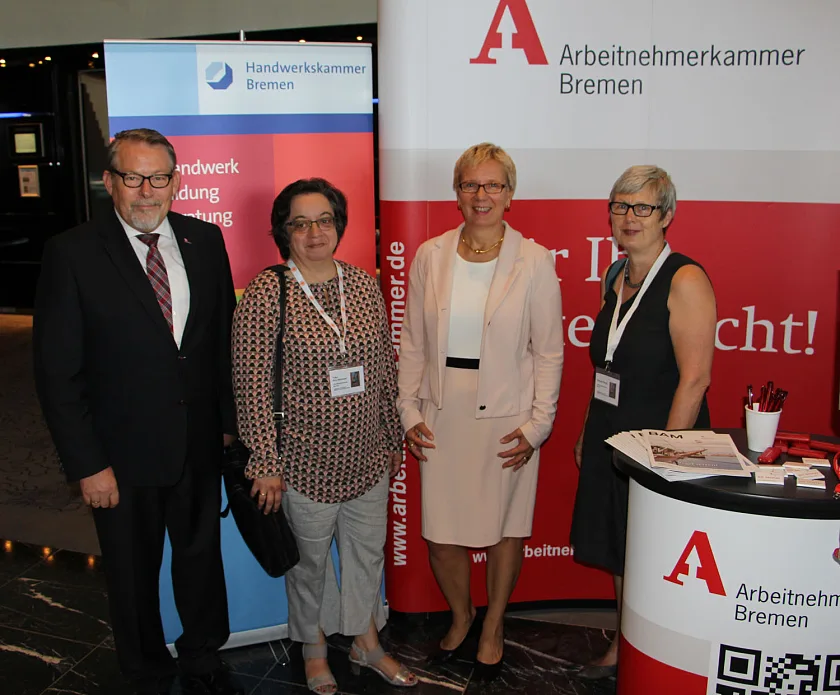 v.l.n.r. niedersächsischer Staatssekretär Jörg Röhmann, Tuku Roy-Niemeyer von der Handwerkskammer Bremen, Gesundheitssenatorin Eva Quante-Brandt und Barbara Reuhl von der Arbeitnehmerkammer Bremen