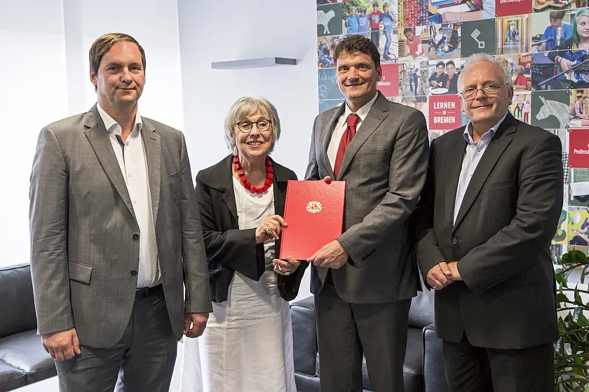 von links: Florian Bethe, Roswitha Bethe, Staatsrat Frank Pietrzok, IBB-Geschäftsführer Peter Junge-Wentrup