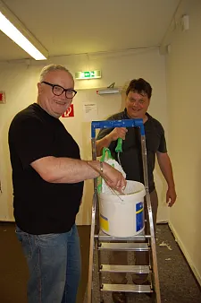 Henning Lühr (links) und Dietmar Strehl hatten sichtlich Spaß beim Streichen