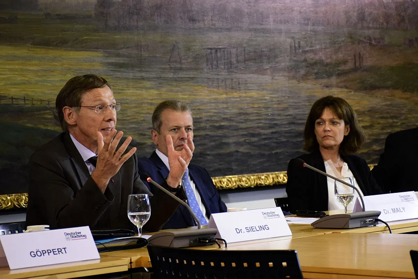Bürgermeister Dr. Sieling bekräftigte während der Pressekonferenz seine Forderung, dass der Bund sich stärker an den Flüchtlingskosten beteiligen muss