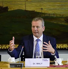 Pressekonferenz des Deutschen Städtetages im Bremer Rathaus: Oberbürgermeister Dr. Ulrich Maly, Vizepräsident des Deutschen Städtetages spricht zu CETA