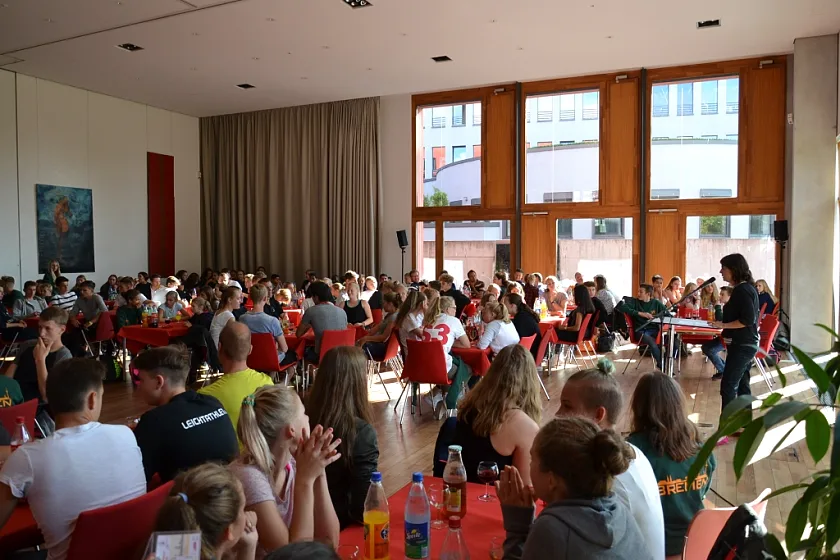 Staatsrätin Ulrike Hiller begrüßt die Bremer Finalisten bei "Jugend trainiert für Olympia"