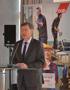 Carsten Sieling begrüßt die Teilnehmer*innen der DGB Konferenz "Mitbestimmung für eine starke Industrie"
