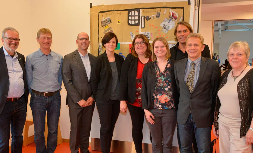 (v.l.n.r.): Bernd Assmann (DRK), Volker Hach (IB), Karsten Thiele (SKB), Janine Post (ZUP-Leitung), Senatorin Anja Stahmann, Linda Heisler (Architektin), Hans Müller-Hirschmann (Architekt), Holger Steen (Schulleiter), Edith Wangenheim (Beiratssprecherin)