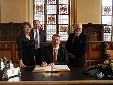 Staatsrätin Ulrike Hiller, Andreas Kalmus-Gohr aus dem Honorargeneralkonsulat, Honorargeneralkonsul Dr. Axel F. Schultze-Petzold und Ungarns Botschafter Dr. Péter Györkös beim Eintrag das Goldene Buch 