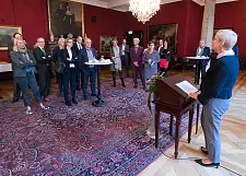 Die Senatorin für Wissenschaft, Gesundheit und Verbraucherschutz, Prof. Dr. Eva Quante-Brandt, begrüßt die Teilnehmer des Kamingesprächs