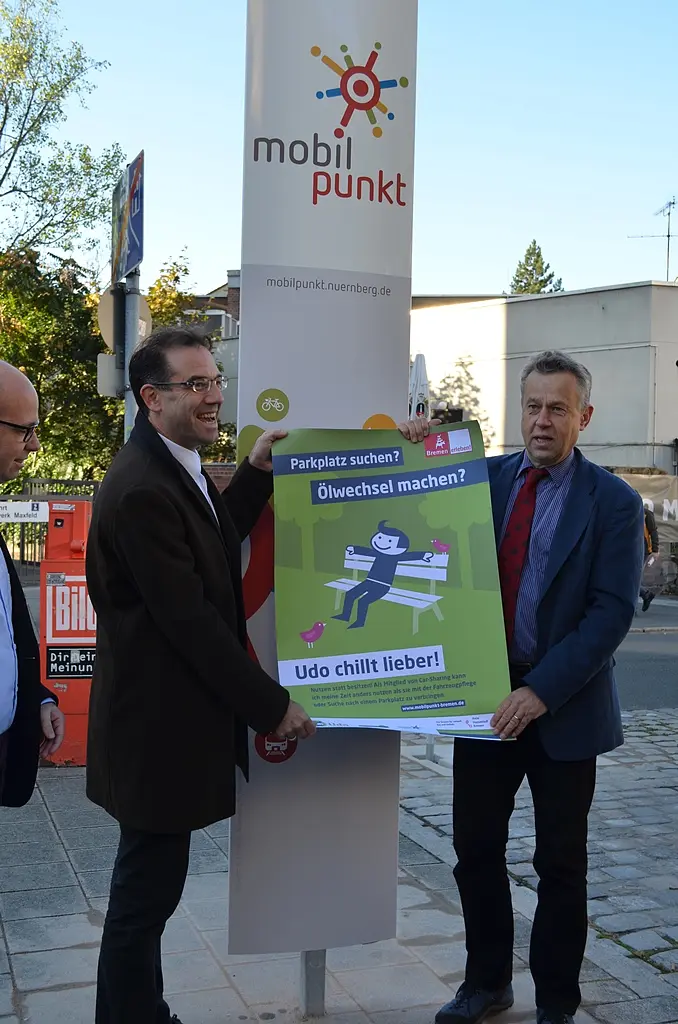 Ulrich Daniel, Planungs- und Baureferent der Stadt Nürnberg und Michael Glotz-Richter, Referent für nachhaltige Mobilität beim Bremer Senator für Umwelt, Bau und Verkehr bei der Einweihung des ersten Nürnberger mobilpunktes. Mit dabei:  Udo aus Bremen, der dank Carsharing sich nicht mehr um Ölwechsel kümmern muss, sondern lieber chillt…