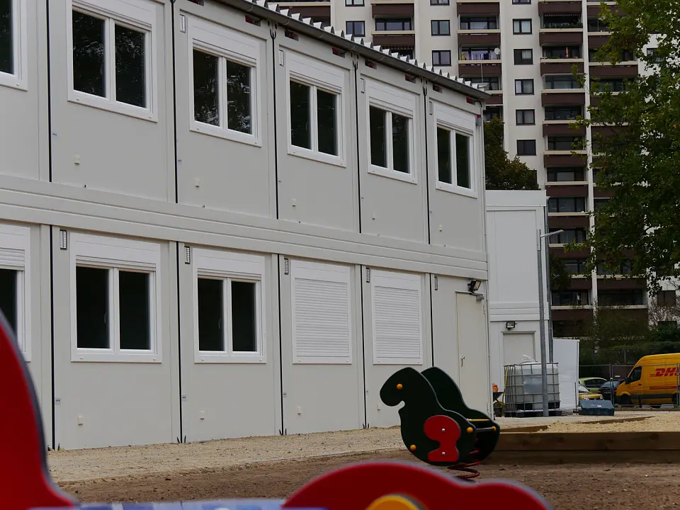 Wohncontainer für 150 Menschen sind jetzt an der Neuwieder Straße aufgestellt und können demnächst bezogen werden. Derzeit werden noch Restarbeiten erledigt.  